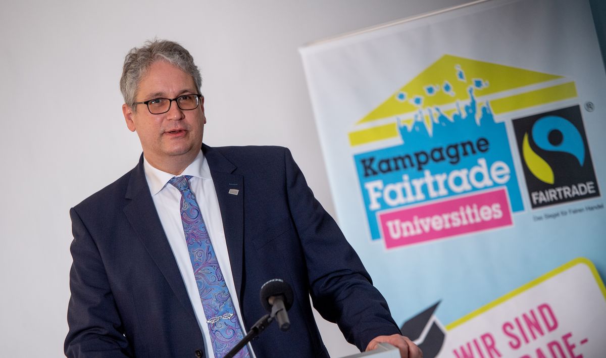 Vice President Jörg Stahlmann at the podium during the award ceremony