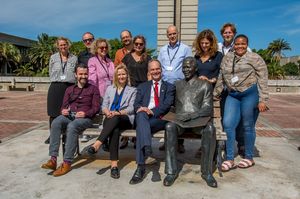 Gruppenbild von Delegationsteilnehmer*innen platziert um das Mandela-Denkmal