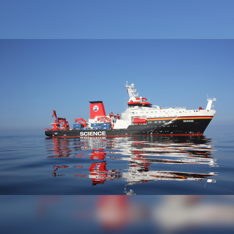 Das Bild zeigt das Schiff "Sonne". Es schwimmt auf einem ruhigen Gewässer auf offener See. Auf dem Schiff befinden sich diverse Aufbauten und Kräne.