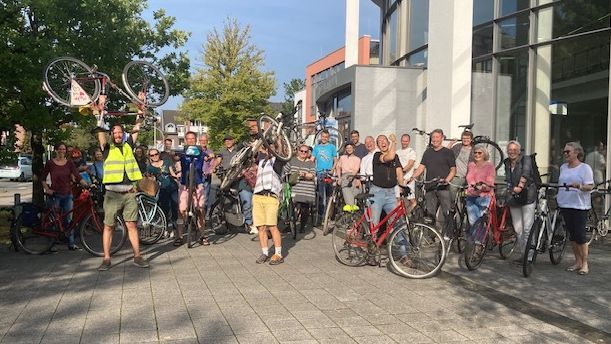 Group photo of participants in the city cycling event