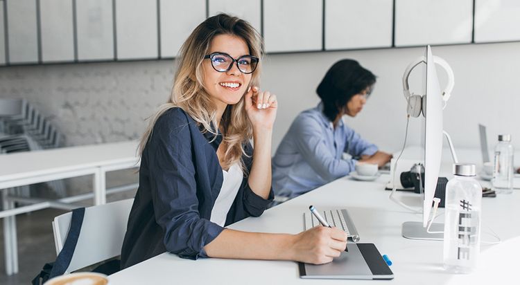 Indoor-Porträt von hübschen blonde Studentin macht Hausaufgaben