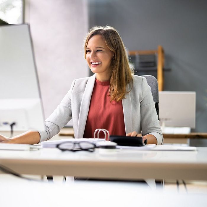 Eine lernende Studentin sitzt am Schreibtisch.
