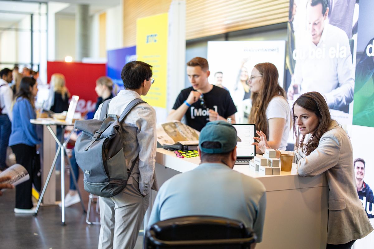 Besucher*innen im Gespräch