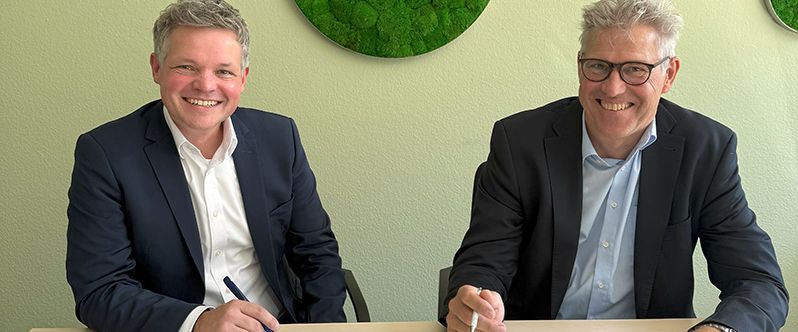 Stefan Bünting von der IHK und C3L-Geschäftsführer Tim Zentner (rechts) unterzeichnen den Kooperationsvertrag für die Weiterbildung „Projektmanager*in Fachkräftesicherung (IHK)“. 