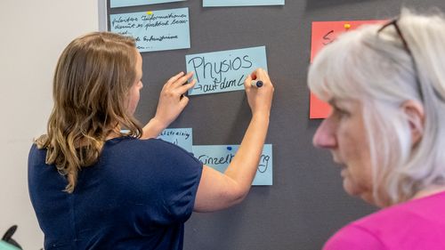 Nadja Reeck notes keywords on cards on a pinboard.