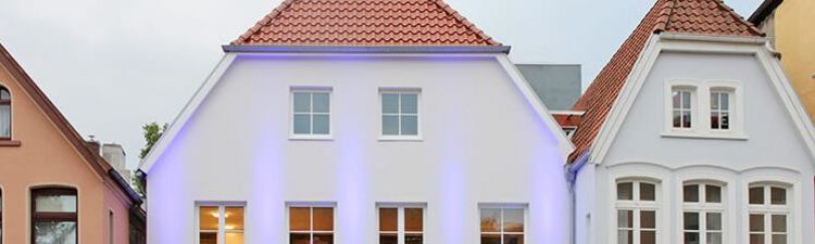 Häusewrzeile in der Innenstadt mit dem "Schlauen Haus" der Uni Oldenburg in der Mitte