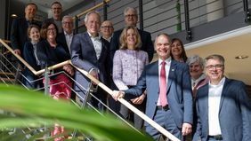 Männer und Frauen stehen auf einer Treppe und schauen in die Kamera. Der Univiersitätspräsident ist in der Bildmite, daneben der Oldenburger Oberbürgermeister und Präsidiumsmitglieder der Uni sowie Verwaltungsspitzen der Stadtverwaltung. 
