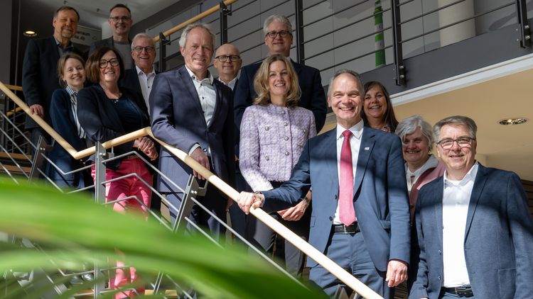 Männer und Frauen stehen auf einer Treppe und schauen in die Kamera. Der Univiersitätspräsident ist in der Bildmite, daneben der Oldenburger Oberbürgermeister und Präsidiumsmitglieder der Uni sowie Verwaltungsspitzen der Stadtverwaltung. 