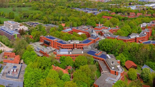 Luftaufnahme der Universitätsgebäude auf dem Campus Wechloy.