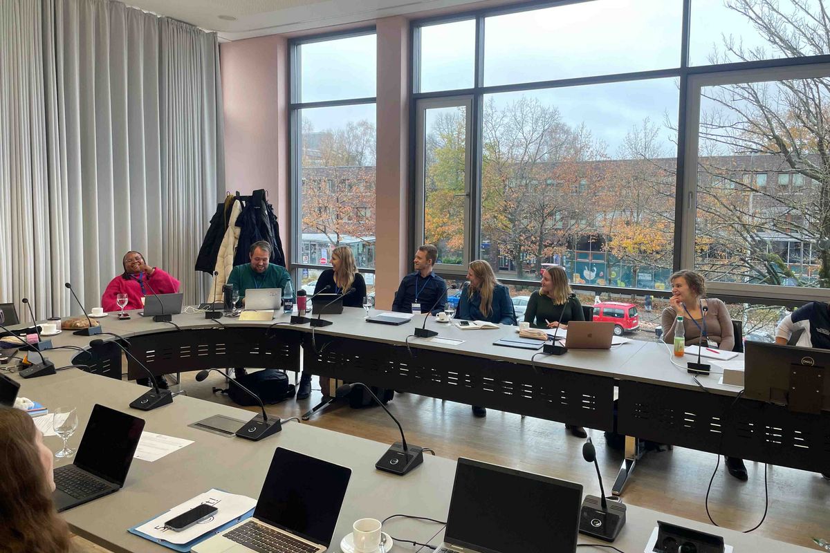 A discussion round at the DAAD Winter School with seven participants.