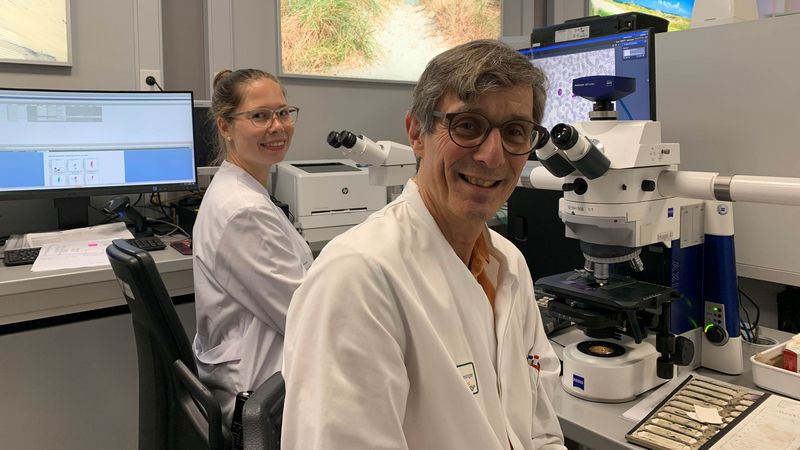 Prof. Dr. Griesinger und Mitarbeiterin Annika Konowski im hämatologischen Labor des Pius-Hospital Oldenburg. 
