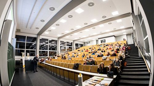 Auf dem Bild ist ein Hörsaal mit Studenten der Universität Oldenburg zu sehen.