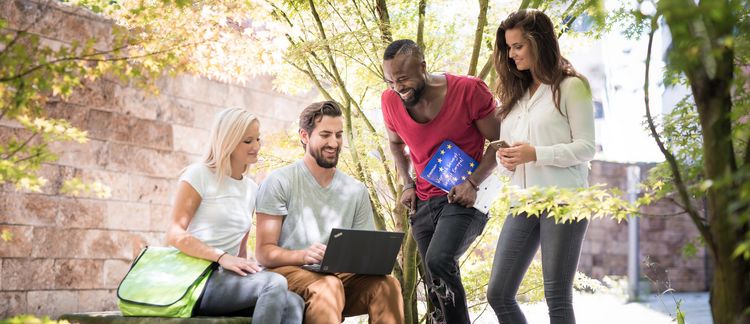 Studentengruppe am Notebook