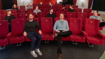 Bildmontage: Kai Siedenburg und Martin Bleichner sitzen in verschiedenen Positionen auf verschiedenen Plätzen eines Kinosaals.