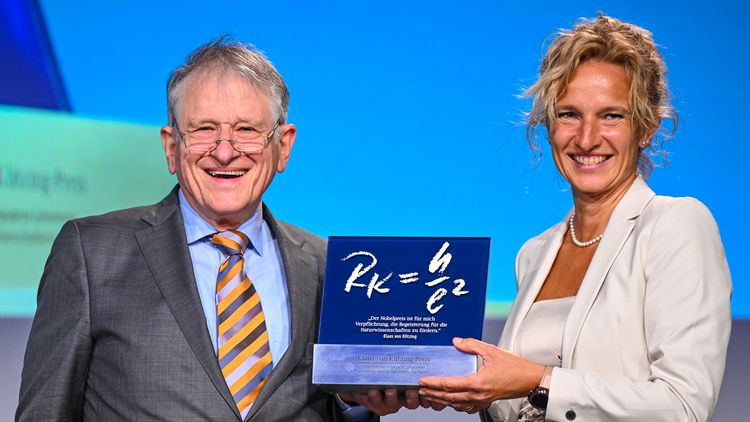 Bild der beiden Personen auf der Preisverleihung, Frau Grösser-Pütz hält den Preis