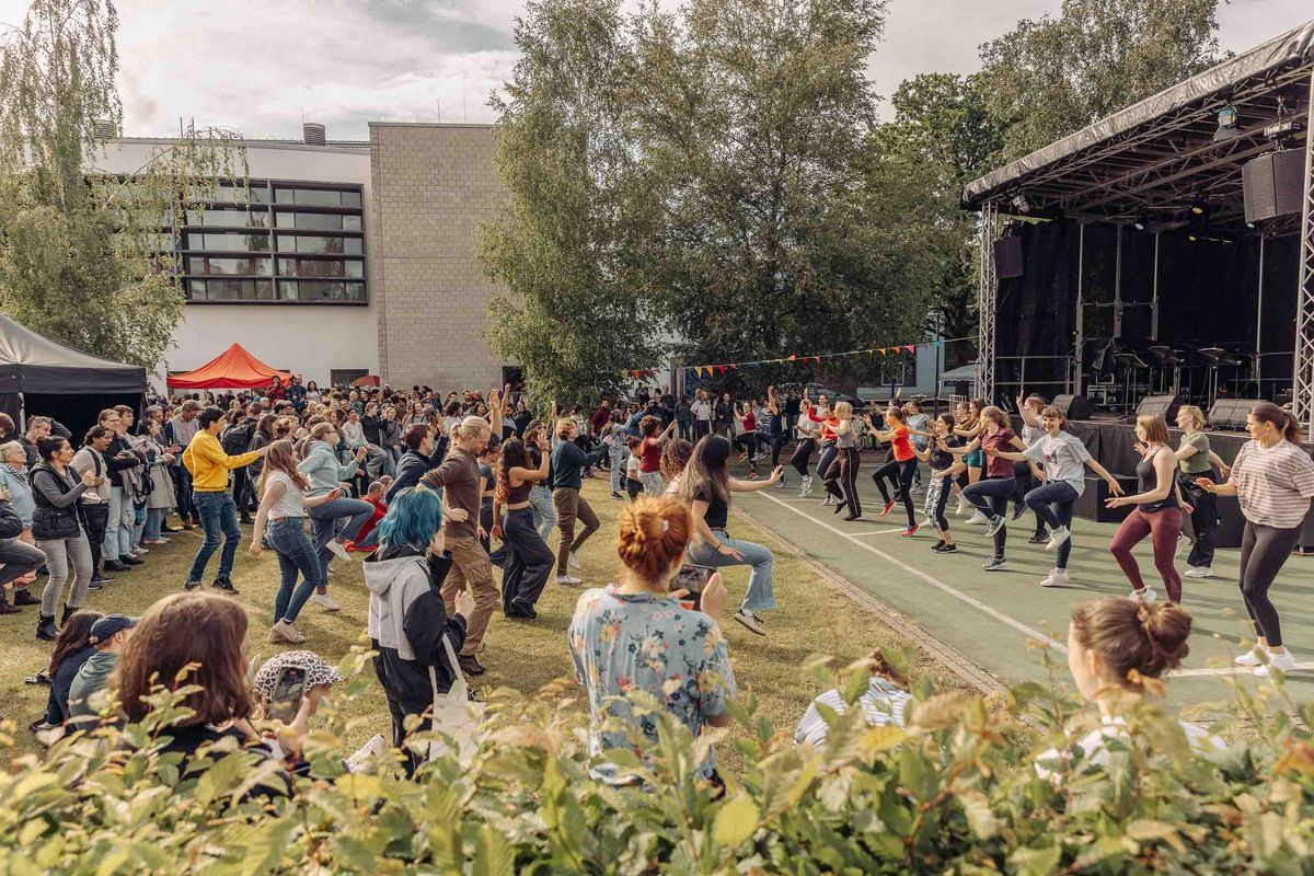 Cardio Dance Fitness bewegt Zuschauer*innen zum Mitmachen.