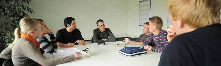 Studierende mit Professor Studierende mit Professor