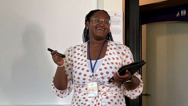 Foto von Jessica Adaobi Nnamani bei der Präsentation ihres Projekts.