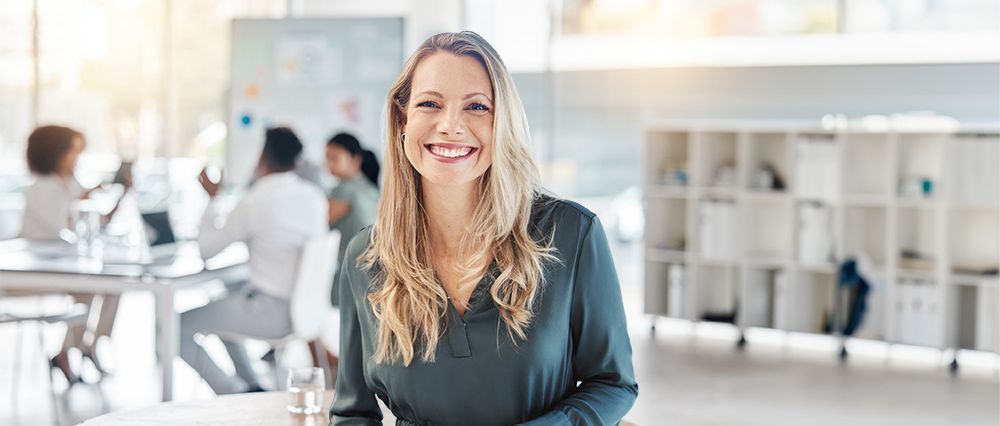 das Bild zeigt eine junge Frau im Büro