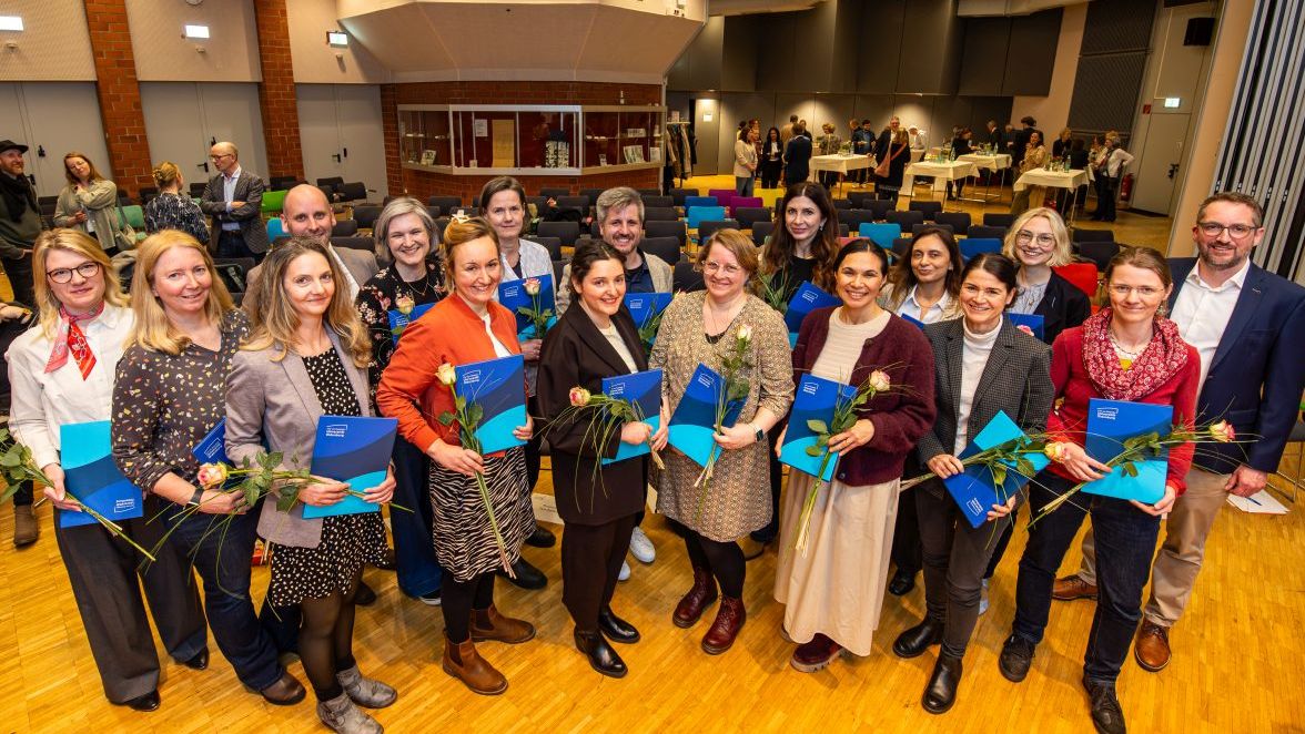 Bei einer Feier an der Universität wurden 20 Psychologische Psychotherapeut*innen sowie Kinder- und Jugendlichenpsychotherapeut*innen verabschiedet. 