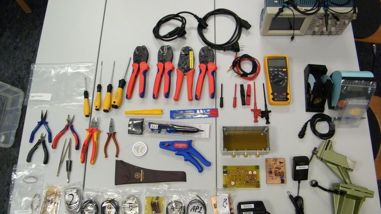 Auch ein Sammelbild: Auf einem Tisch liegen Zangen, Messgeräte, Kabel, Werkzeuge.