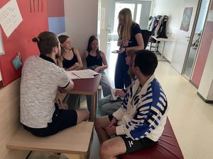 Studierende im Gespräch an der IGS Flötenteich