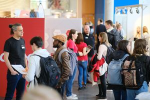 Ausstellende im Gespräch mit Besuchenden