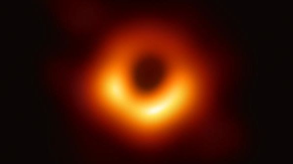 Das erste Bild eines Schwarzen Lochs ist relativ verschwommen. Es zeigt einen dunklen Fleck, der von einem leuchtenden Ring umgeben ist.