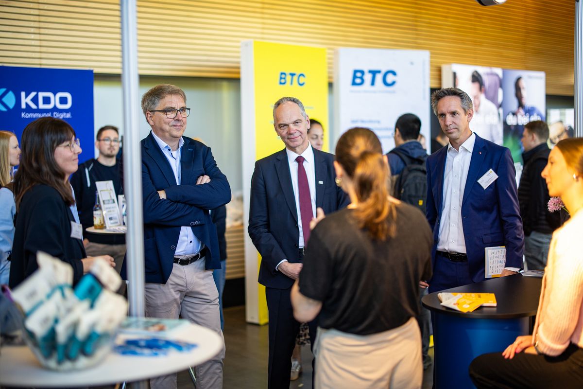 Präsident und Bürgermeister im Gespräch mit Aussteller