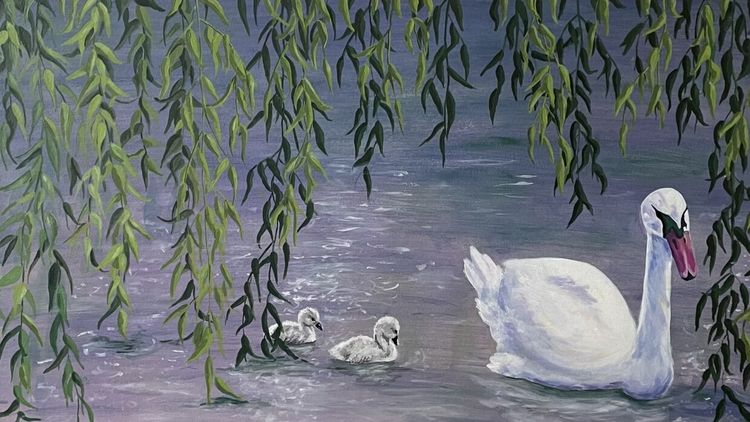 Ein großer und zwei kleine Schwäne schwimmen auf diesem Gemälde auf einem See. Die Sicht des Betrachters ist von herunterhängenden Ästen eines Baums beschränkt.