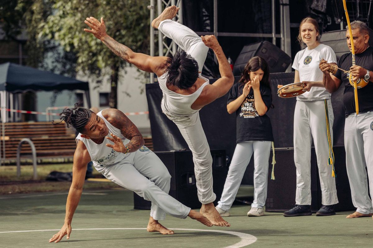 Capoeira Roda Auftritt mit eingenommener Kampfhaltung.