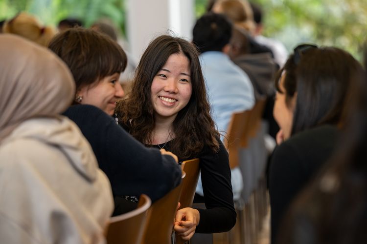 Internationale Studierende im Gespräch während der Welcome Week