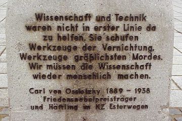 Inschrift des Carl-von-Ossietzky-Mahnmals