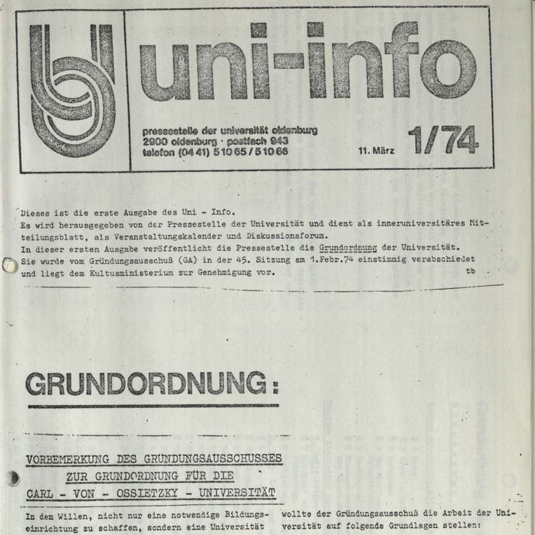 Das Bild zeigt die erste Seite der ersten Ausgabe von Uni-Info. Die Zeitung ist auf Papier gedruckt und schwarz-weiß gehalten. Auf der ersten Seite beginnt der Abdruck der damaligen Grundordnung der Universität, eingeleitet von einer Vorbemerkung des Gründungsausschusses.