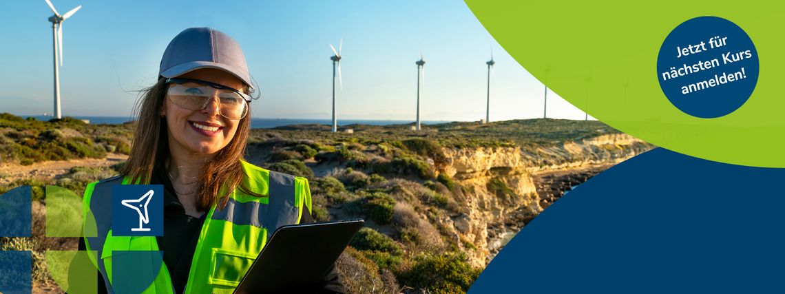20 Jahre Jubileum Windstudium Eine Frau in Warnweste steht vor mehreren Windrädern und lächelt in die Kamera.