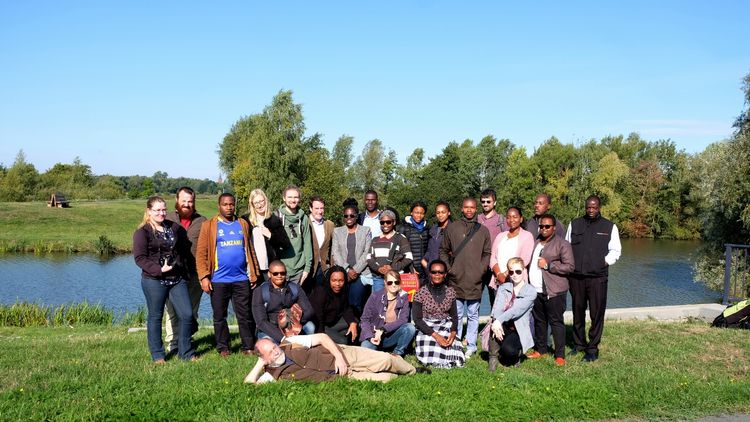 Group photo of Summer School participants in the Links der Weser park