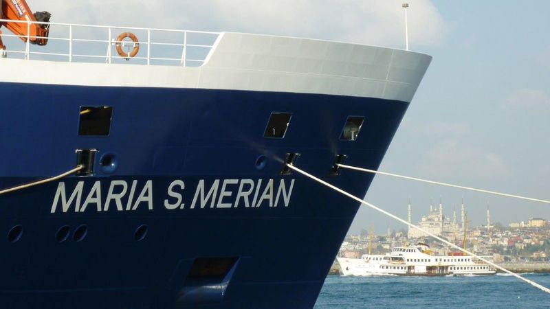 Bild des Bugs des Forschungsschiffs Maria S. Merian im Hafen von Istanbul, Türkei.