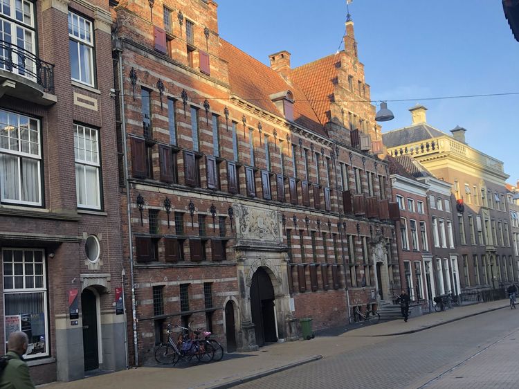 Häuser und Universitätsgebäude in Groningen