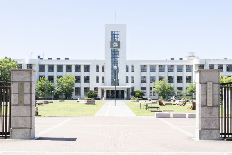 Osaka Metropolitan University Eingang mit Tor