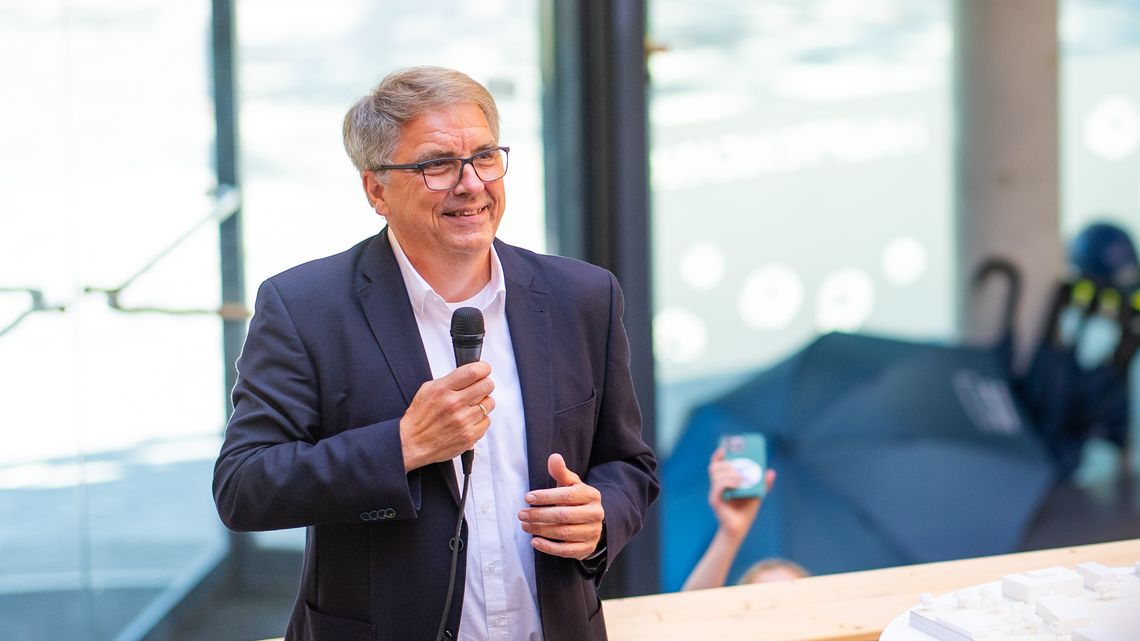 Jürgen Krogmann mit Mikrofon