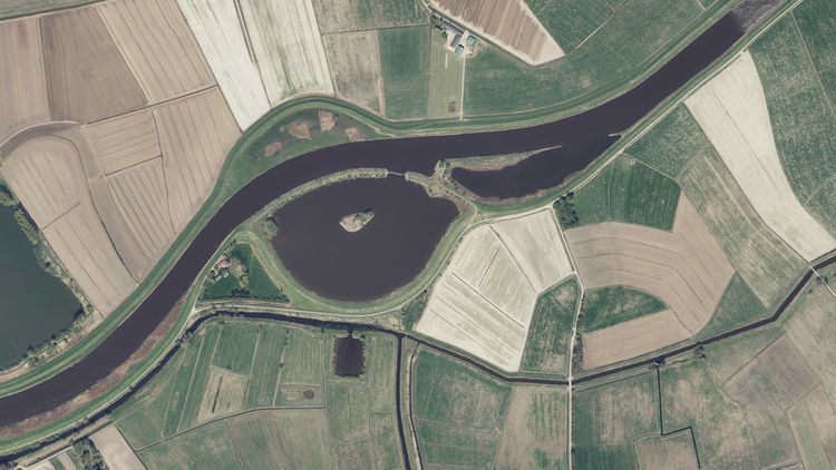 Luftbild einer Schleife der Hunte mit Feldern, einem See und weiteren Kanälen