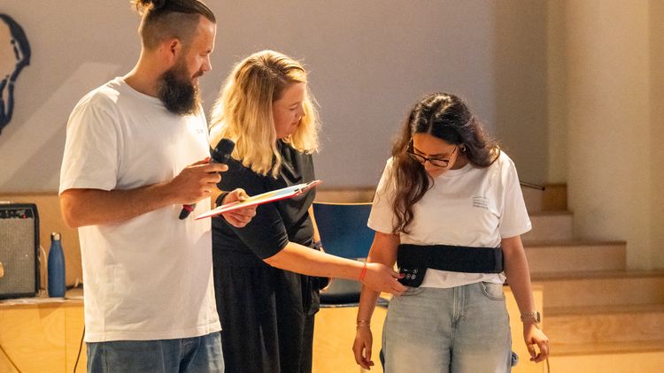 A volunteer from the audience trying out a vibrating belt.