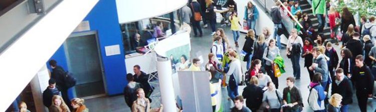 Ein Foyer mit Personen.