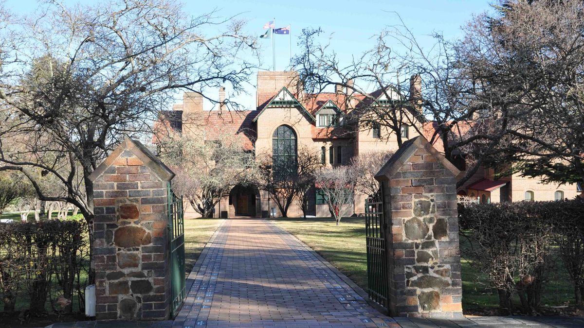 Ein historischer Gebäudekomplex auf dem Campus der University of New England. Das Gebäude ist aus rotem Backstein, weist Türme und Bögen auf und hat eine beeindruckende Architektur.