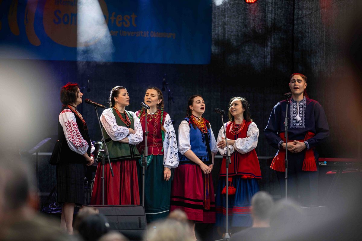 Die ukrainische Folkloregruppe "Rodovid" singt auf der Bühne.