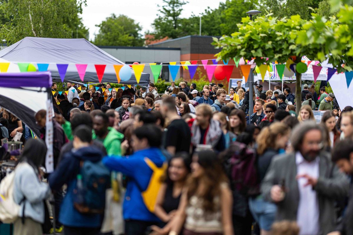 Buntes Treiben mit Blick auf eine Menschenmenge während des Sommerfests