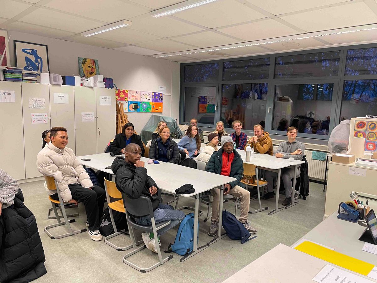 A group of about 15 participants at the DAAD Winter School in a classroom of an Oldenburg school.