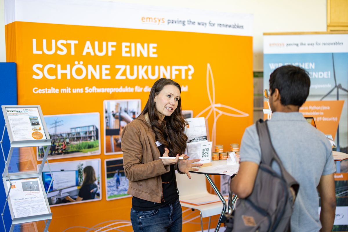 Unternehmensvertreter*in im Gespräch