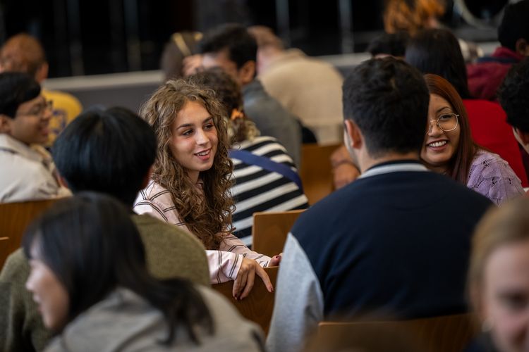 Internationale Studierende im Gespräch während der Welcome Week