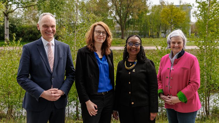 Gruppenbild mit dem Präsidenten der Universität Oldenburg, Prof. Dr. Ralph Bruder, der Konrektorin für Internationalität der Universität Bremen, Dr. Mandy Boehnke, der Vice Chancellor der Nelson Mandela University, Prof. Dr. Sibongile Muthwa, und der Vizepräsidentin für Internationales der Universität Oldenburg, Prof. Dr. Katharina Al-Shamery.